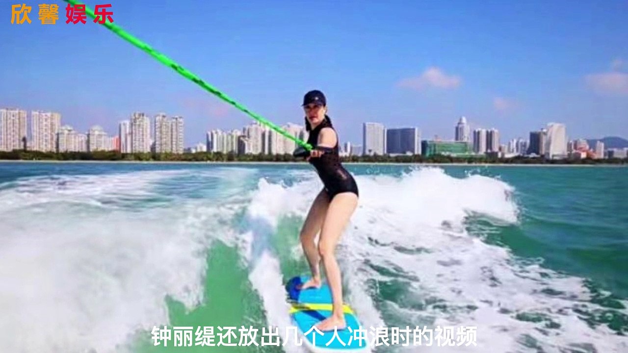 51岁钟丽缇带全家冲浪，俩女儿穿泳衣变身腿精，与继父猜拳关系好