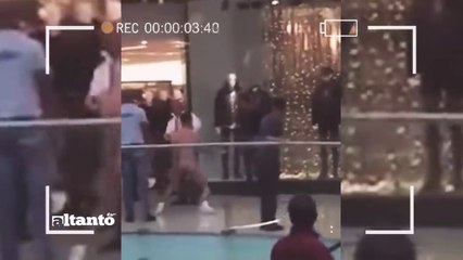 Caminó desnudo en Agora Mall