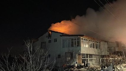 Şömineden çıkan yangında ev kullanılamaz hale geldi