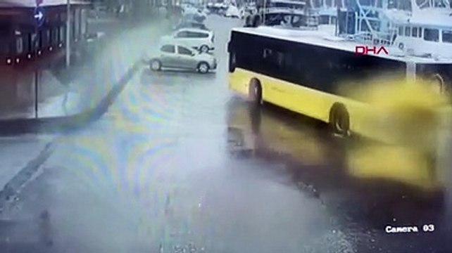 Şile'de dev dalga İETT otobüsünün camını kırdı