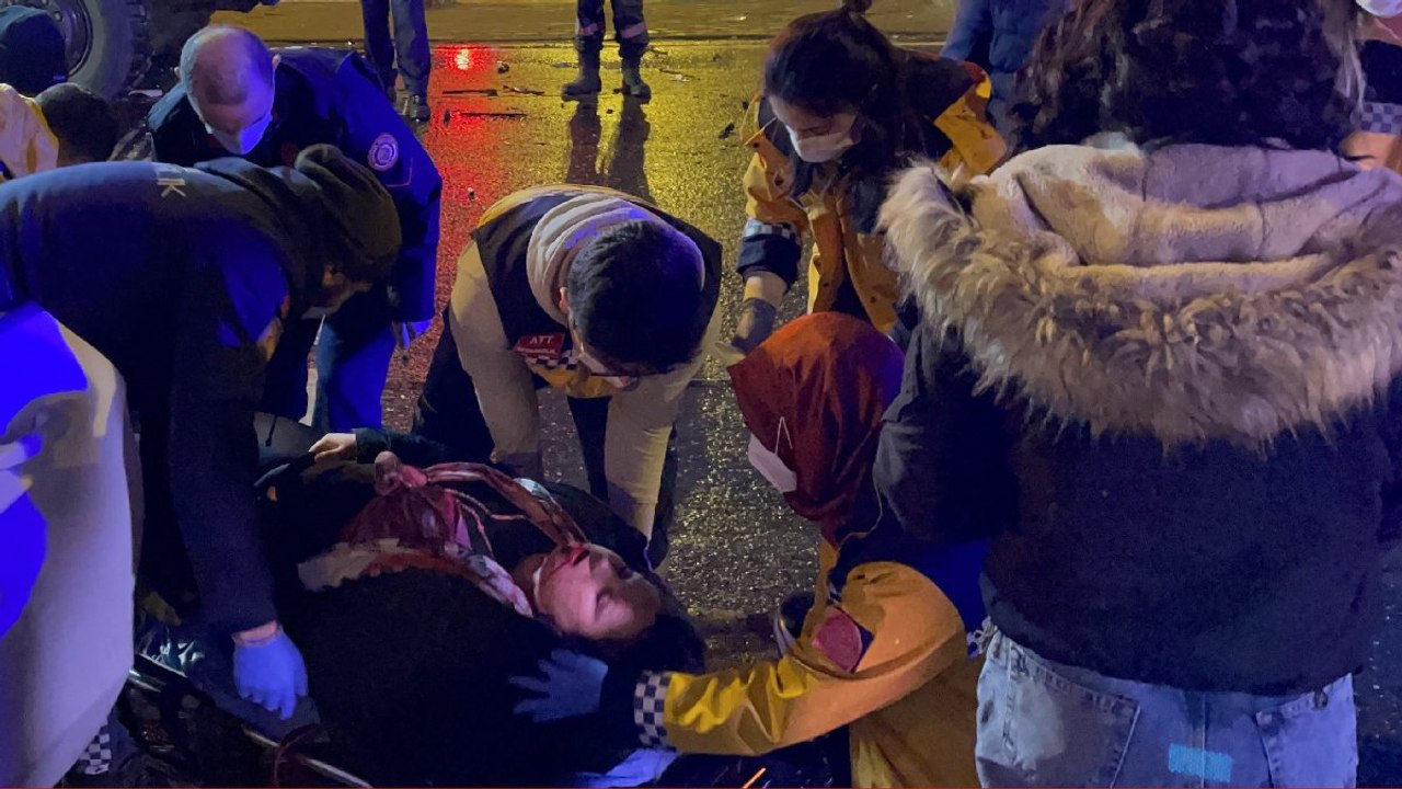 Şişli'de hatalı dönüş yapan lüks otomobil kazaya neden oldu