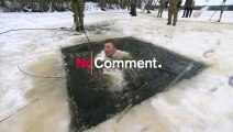 شاهد: جنود بريطانيون في الناتو يتدربون على الغطس في المياه الإستونية الباردة