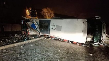 Sivas'ta tıra çarpan yolcu otobüsü devrildi: 1 kişi can verdi, 20'ye yakın yaralı var