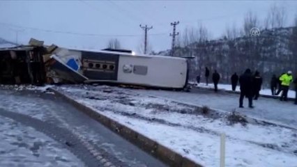 Yolcu otobüsü kaza yapan tıra çarpıp devrildi, 15 kişi yaralandı (2)