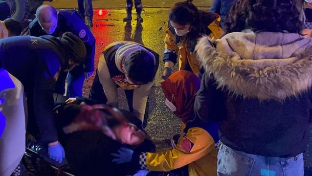 İstanbul'un göbeğinde feci kaza! 5 kişi yaralandı, lüks otomobilde sıkışan kadın güçlükle kurtarıldı