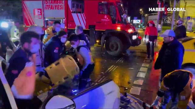 Şişli'de hatalı dönüş yapan lüks otomobil kazaya neden oldu