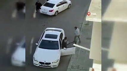 İstanbul'da yol verme kavgası; biri silahla, diğeri blok betonla saldırdı