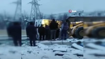 Son dakika haberi! Sivas'ta otobüs yolda devrilen tıra çarptı: 1 ölü, 20'ye yakın yaralı