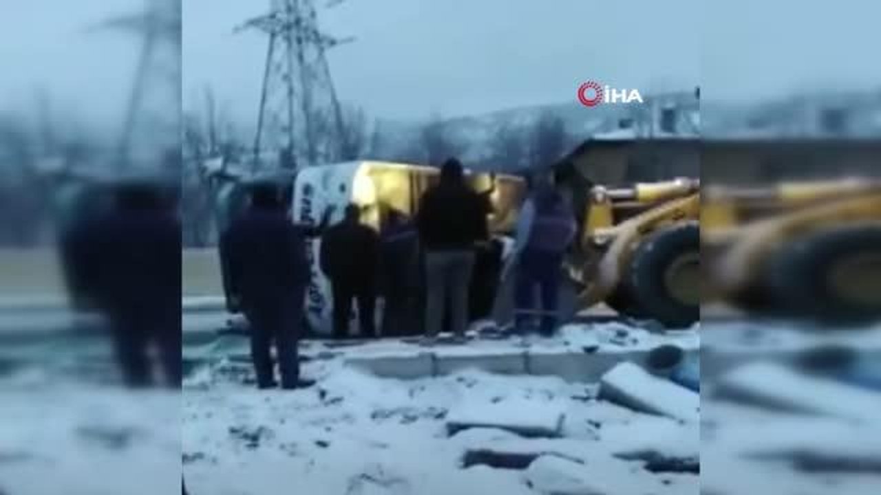 Son dakika haberi! Sivas'ta otobüs yolda devrilen tıra çarptı: 1 ölü, 20'ye yakın yaralı