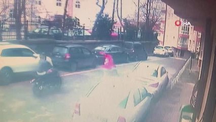 4 aylık hamile ve bebekli kadına kapkaç dehşeti kamerada