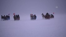 Son dakika! CHP'li belediye başkanları yüzeyi buzla kaplı Çıldır Gölü'nde buluştu