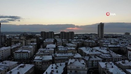 İstanbul'da gün doğumunda kar manzarası