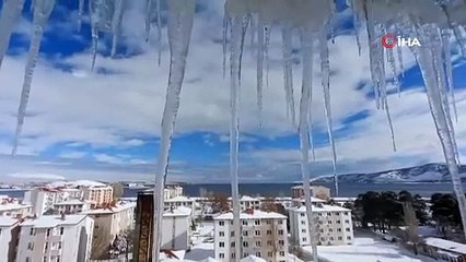 Çatılarda 2 metrelik buz sarkıtları oluştu