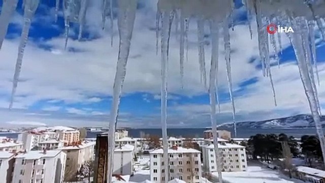 Çatılarda 2 metrelik buz sarkıtları oluştu