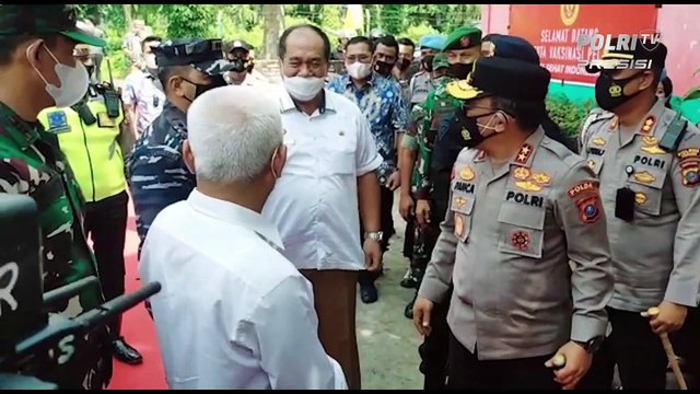 KAPOLDA SUMUT MENINJAU VAKSINASI MERDEKA 6-11 TAHUN DI SDN KISARAN KAB. ASAHAN