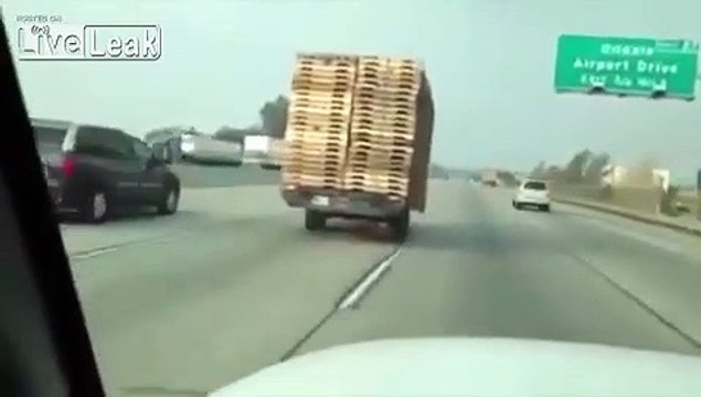 Une remorque roule toute seule sur l'autoroute !