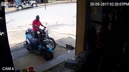 Il emmène sa moto au garage... et la détruit lamentablement !