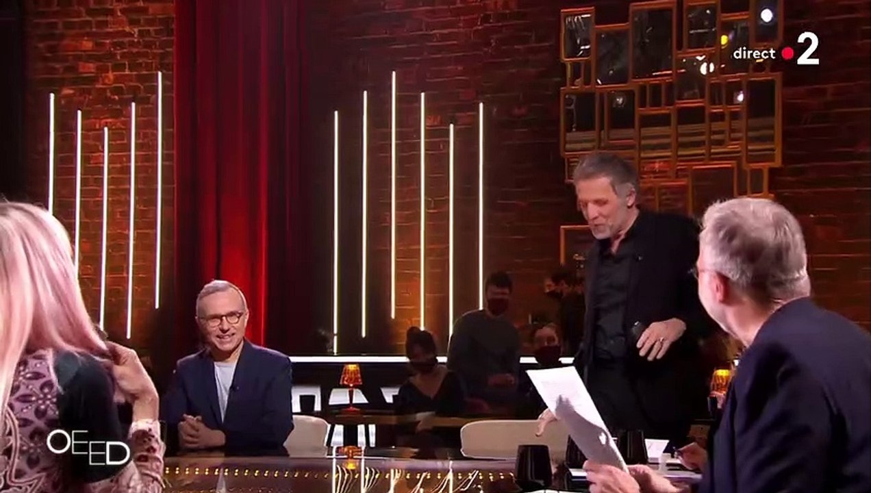 GALA VIDÉO - Victoria Abril fait du rentre dedans à Stéphane Guillon... Laurent Ruquier et Léa Salamé médusés