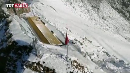 Bayrak donduran soğukta vatan nöbeti