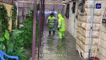 مياه الأمطار تداهم إحدى المنازل في منطقة الرابية بالعاصمة عمان