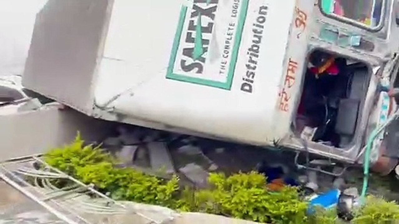 Accident : ट्रोला चालक ने खोया संतुलन तो मकान में जा घुसा ट्रोला, फिर हुआ ये ..... देखे वीडियो