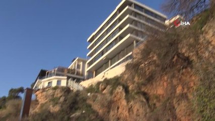 Falezlerde yükselen 6 katlı binanın yıkım hikayesi yılan hikayesine döndü