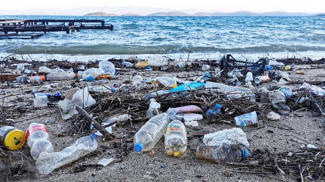 Mavi bayraklı koy fırtınada çöplüğe döndü