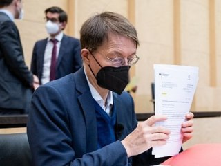 Bei Corona-Impfpflicht: Lauterbach besteht auf drei Dosen