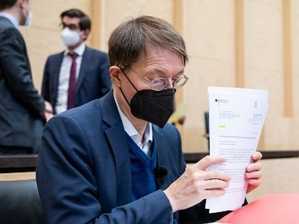 Bei corona-impfpflicht: lauterbach besteht auf drei dosen