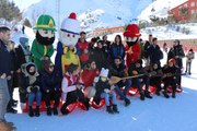 Üniversite öğrencileri Palandöken'de kayak ve mini konserle sınav stresini attı