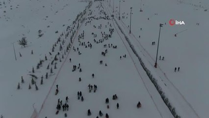 Dondurucu soğuğa aldırış etmediler, binlerce kişi oraya akın etti