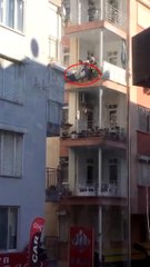 Son dakika haber... 5'İNCİ KATTAN DÜŞTÜ, YAŞAM SAVAŞI VERİYOR; O ANLAR KAMERADA