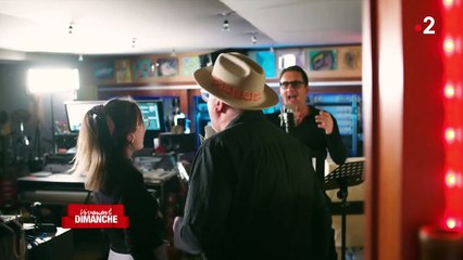 VOICI VIDEO Vivement dimanche : une photo inédite de Charles Aznavour avant son opération du nez dévoilé
