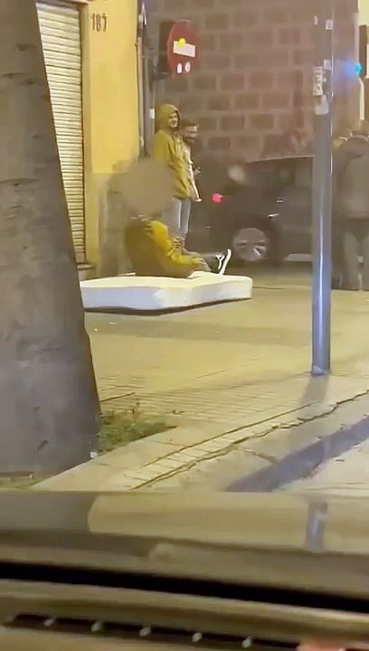 Un hombre circula encima de un colchón en Badalona / Badalona Notícies