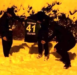 Son dakika haberi... Ezeli rakibe transfer olan futbolcunun formasını yaktılar