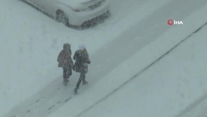 Kayseri'de etkili olan kar yağışı görüş mesafesini düşürdü