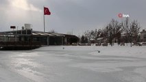 Elazığ'da süs havuzları dondu, ortaya kartpostallık görüntüler çıktı