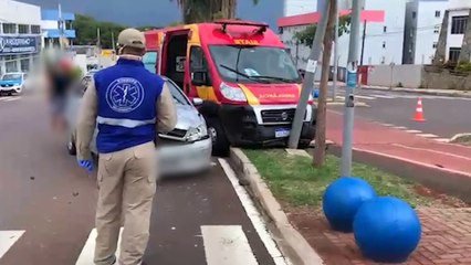 Durante deslocamento para ocorrência, ambulância do Siate acaba sofrendo acidente de trânsito no São Cristóvão
