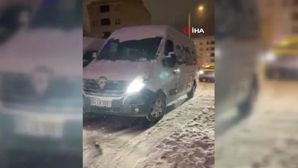 Esenyurt'ta vatandaşlar kar nedeniyle ilerleyemeyen İETT otobüsünün hareket etmesi için böyle zıpladı