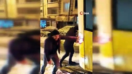 Esenyurt’ta vatandaşlar kar nedeniyle ilerleyemeyen İETT otobüsünün hareket etmesi için böyle zıpladı