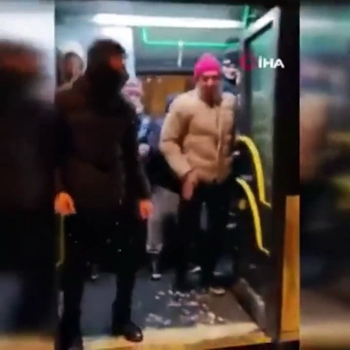 Esenyurt'ta yolda kalan İETT otobüsünün hareket edebilmesi için yolcular aynı anda zıpladı