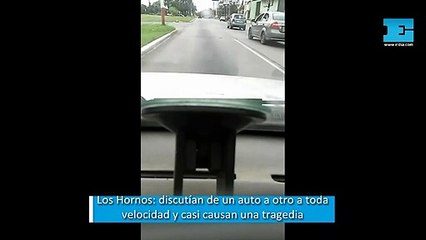 Los Hornos: discutían de un auto a otro y casi provocan una tragedia