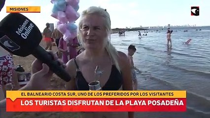 Los turistas disfrutan de la playa posadeña