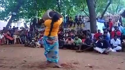 தட்றோம்.. தூக்குறோம்.. ஆண்களை அசர வைத்த பெண்கள்.. இளவட்டக்கல் தூக்கி கலக்கல்!