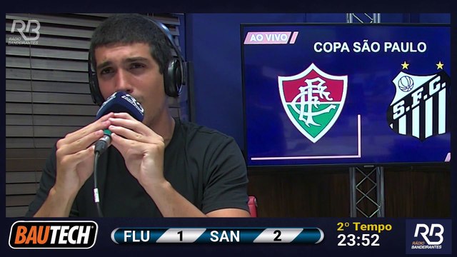 Wallace recebe de Alexsander, e carrega a bola sozinho, ele dá pelo passe para John Kennedy. O camisa 9 só precisa dar um toque na saída de Diógenes para diminuir a vantagem santista! Fluminense faz o seu 1° gol!