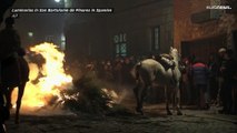 Pferde, die durchs Feuer springen - umstrittene Tradition bei den Luminarias