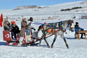 Kars'ta buz üzerinde atlı kızak keyfi sürüyor