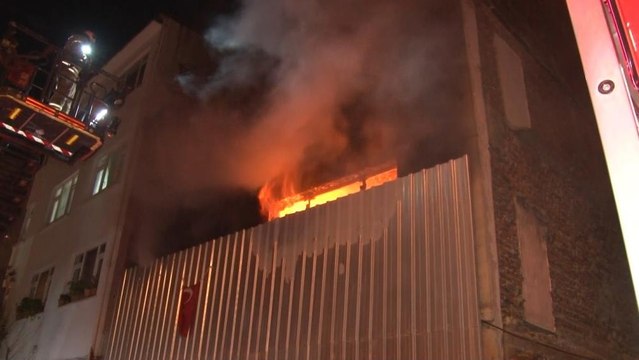 Şişli’de evsizlerin kaldığı metruk bina alev alev yandı