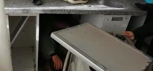 Çamaşır makinesinin arkasına saklanan göçmen böyle yakalandı