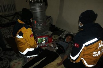 YOLU KARDAN KAPALI KÖYDEKİ HASTA KIZ ÇOCUĞU İÇİN SEFERBER OLDULAR